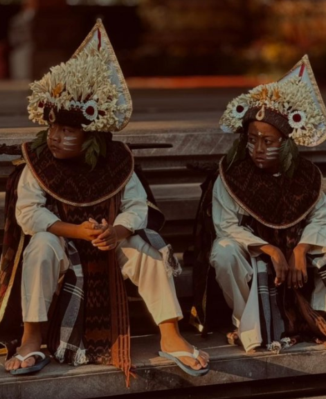 KESENIAN BALI DI DESA ADAT PADANGTEGAL