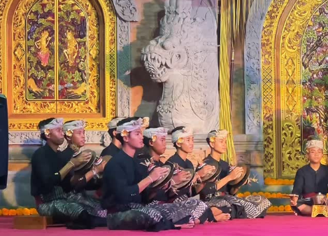 LOMBA BALEGANJUR BEBARONGAN SE-BALI
No Undi 04
