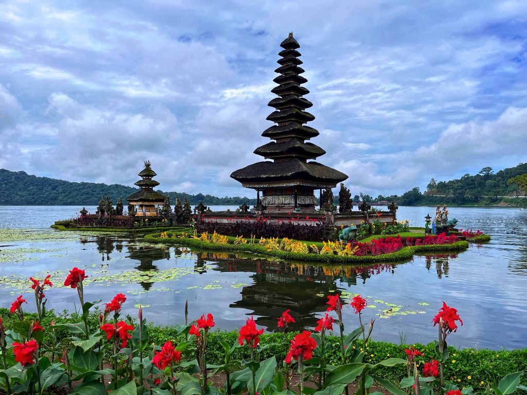 perayaan siwaratri ulun danu di tepi danau