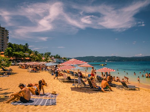 Bule menikmati matahari di Pantai Sanur Bali dengan suasana santai.
