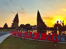 Pesona sunset Puspem Badung dengan langit jingga dan area lapangan luas yang tenang di pusat pemerintahan Badung.