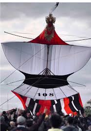 Layangan janggan raksasa Banjar Pelasa Kuta sepanjang 9,6 meter terbang di langit Pantai Padang Galak Bali.