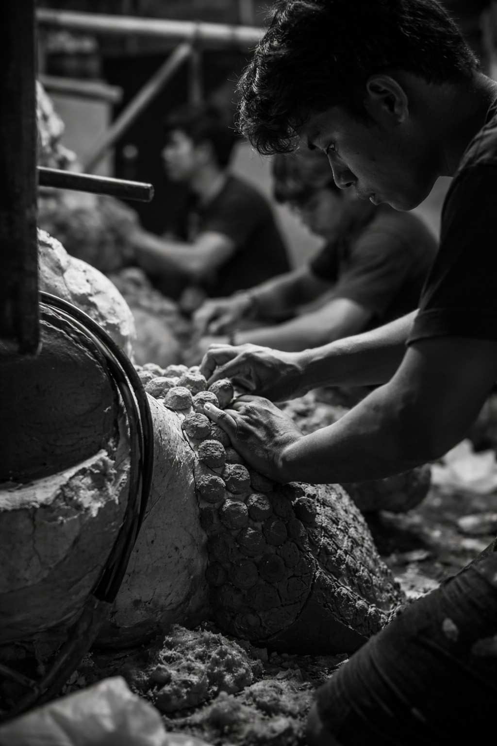 Proses pembuatan ogoh-ogoh oleh sekaa teruna menjelang Caka 1948 di Bali