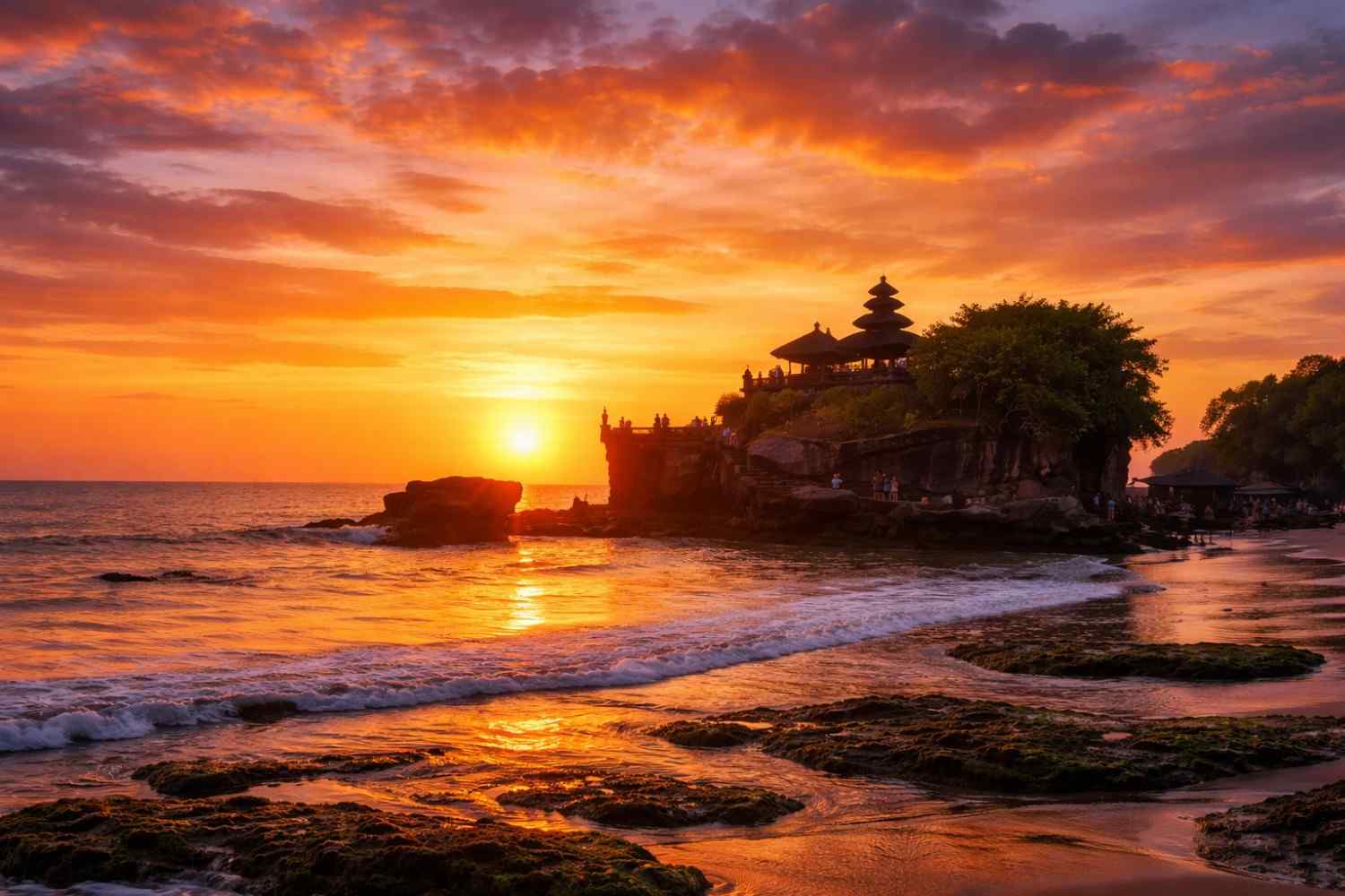 Sunset emas di Tanah Lot Bali dengan siluet pura di tepi laut