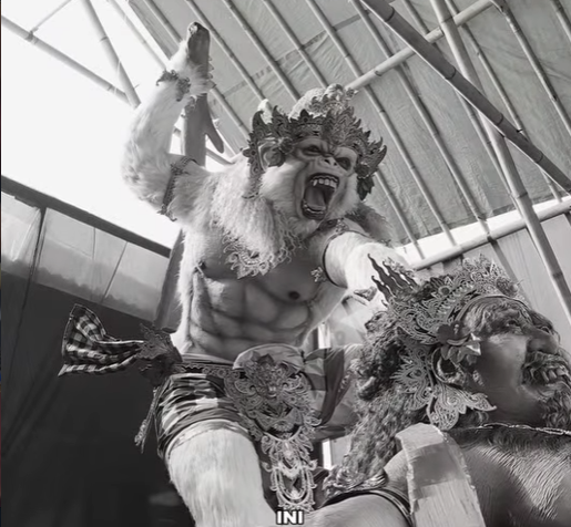 Ogoh-ogoh Hanoman Kinobongan Dahana dengan visual api menyala menjelang Nyepi di Bali