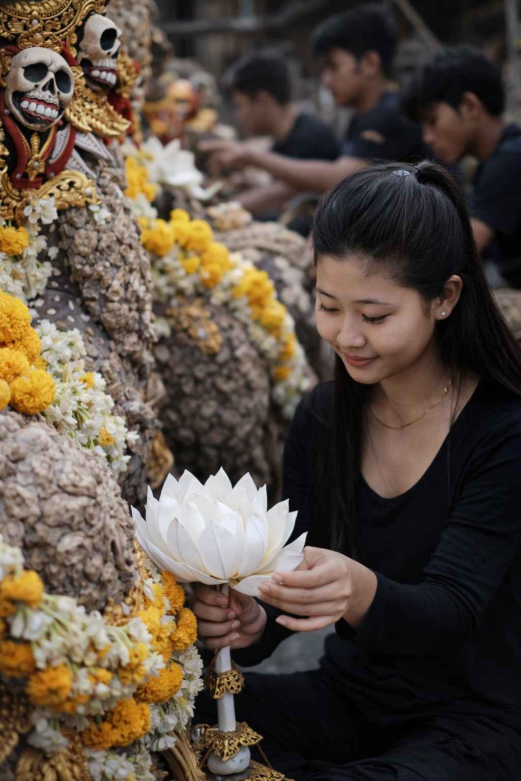 Pemudi STC Cantika membantu proses pembuatan ogoh-ogoh Caka 1948 di Denpasar