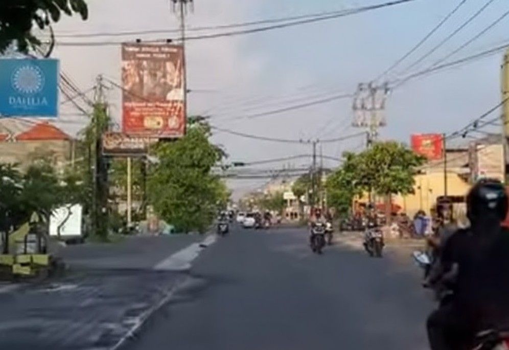 Suasana pagi di Jalan Tukad Barito Denpasar dengan aktivitas warga dan cahaya matahari pagi