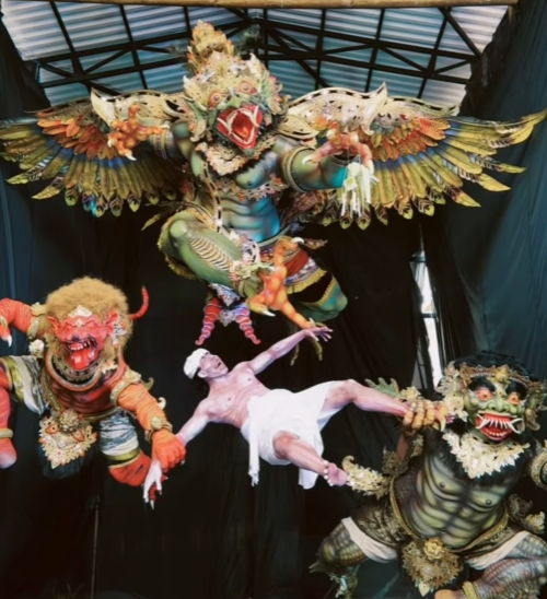 Makna perjalanan atma menuju sorga loka menurut Lontar Atma Prasangsa. Pelajari tentang pala karma, sunia loka, dan filosofi hidup dalam ajaran Hindu Bali.